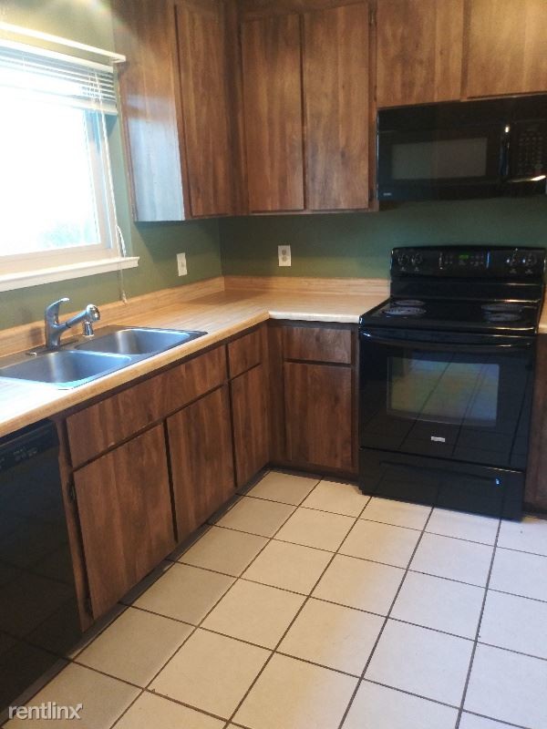 Building Photo - 2 br, 1.5 bath Townhome - 1572 Parkway Drive