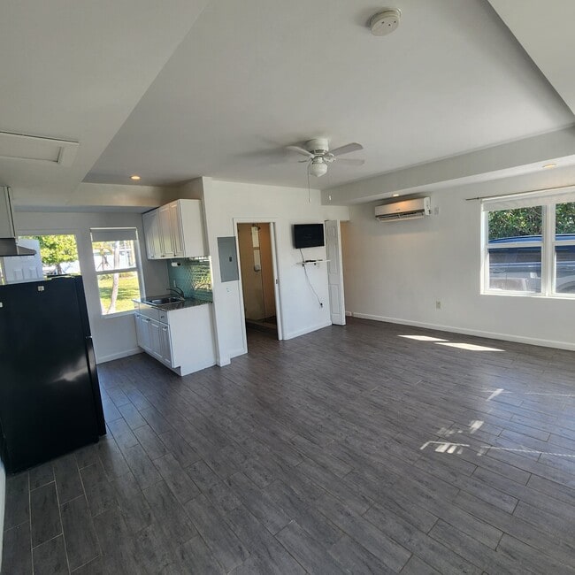 Building Photo - 14550 NE 2nd Ave