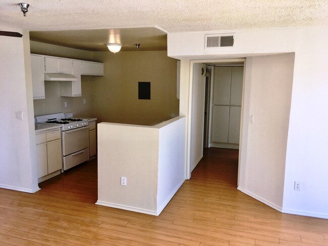 13627 Sherman Way Unit 201, Los Angeles, CA 91405