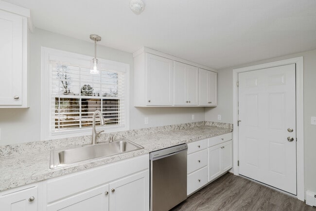 Building Photo - 484 Victory Hwy