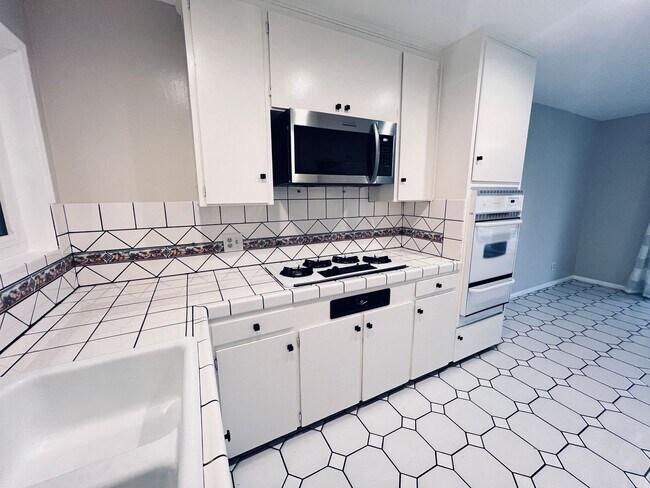 Foto del edificio - El Cajon three bed two bath home recently ...