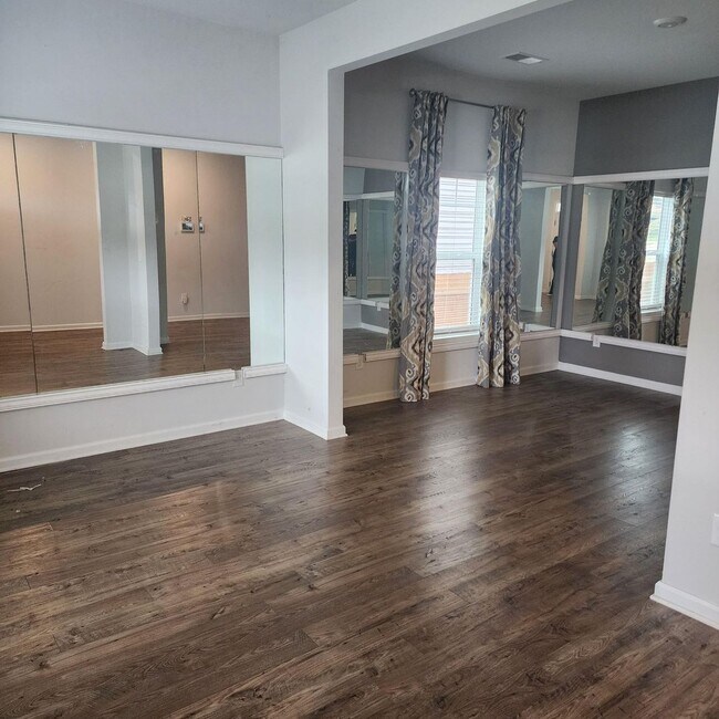 Foto del edificio - Beautiful 4 Bedroom 3.5 Bath Home Coming S...