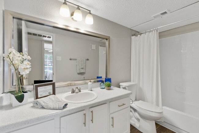 Apartamentos Creekwood Apartment Homes — foto de la comunidad - Creekwood Apartment Homes