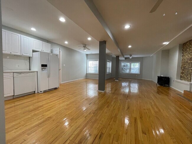 Foto del edificio - 6142 N Kenmore Ave