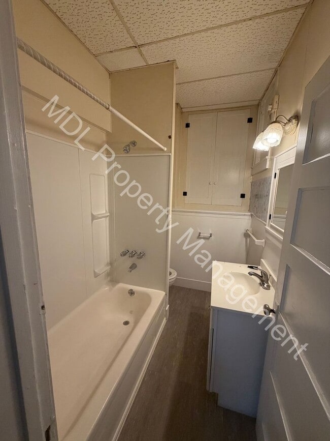 Building Photo - Spacious 2 bedroom Lower Level Duplex!!!