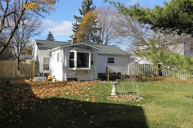 Foto del edificio - CHARMING BRICK RANCH JUST MINUTES FROM DOW...