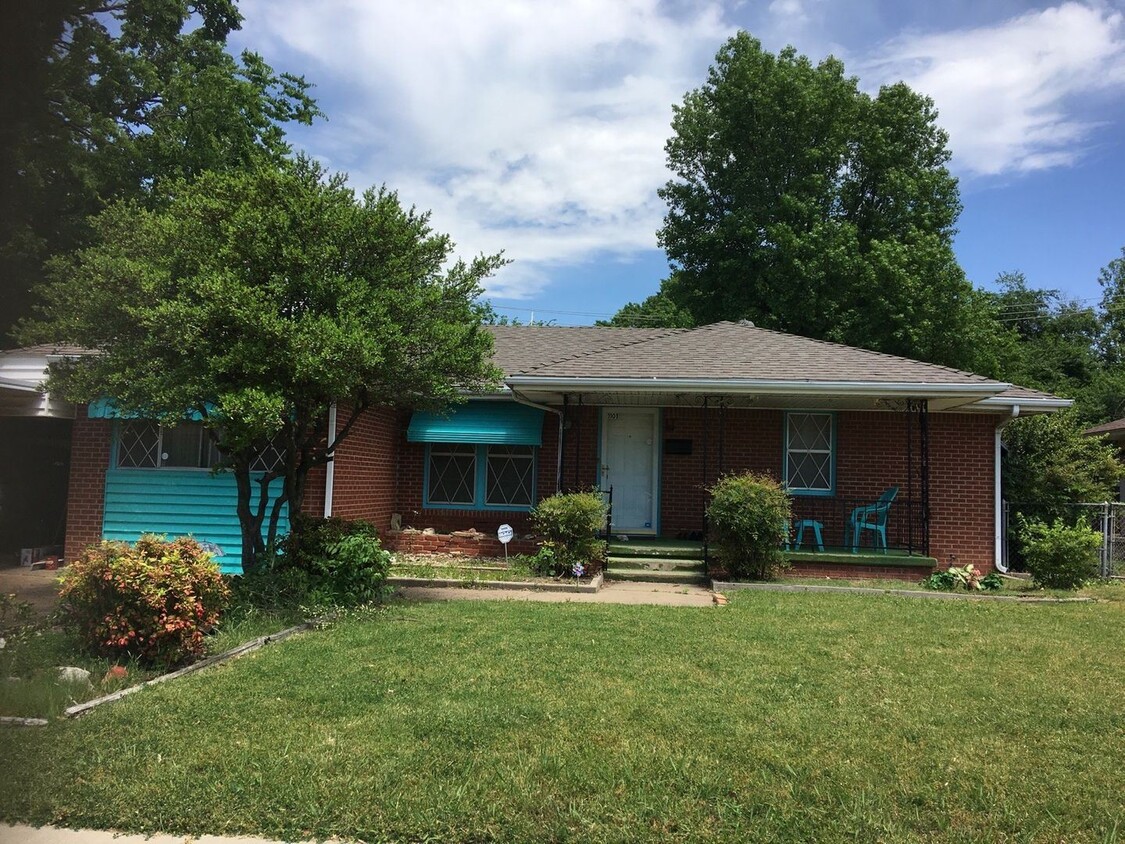 2 br, 1 bath House - 1101 E Lindsey St. Photo