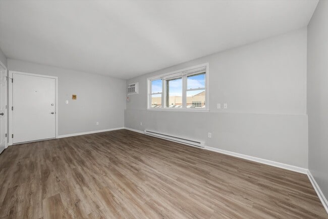 Building Photo - 2022 Lawrence Ave