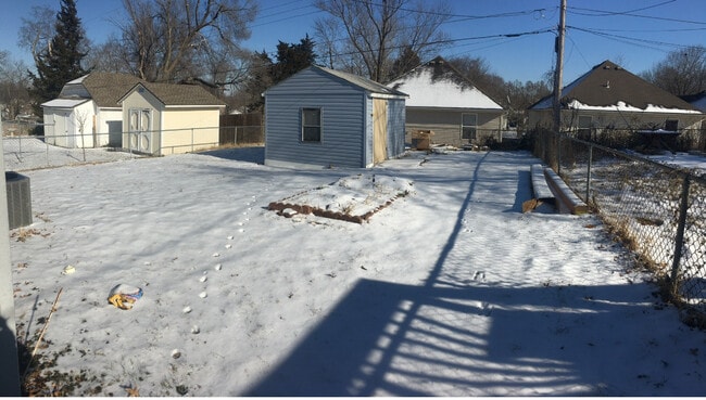 Fenced back yard - 821 S Saville Ave