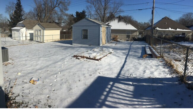 Patio trasero cercado - 821 S Saville Ave