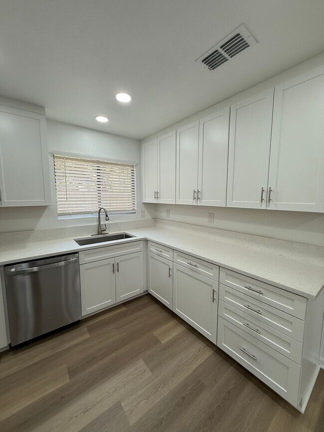 Building Photo - 3 BEDROOM COURT LOCATION