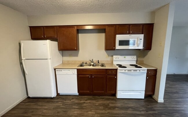 Building Photo - Large 2 bedroom 1 bathroom duplex