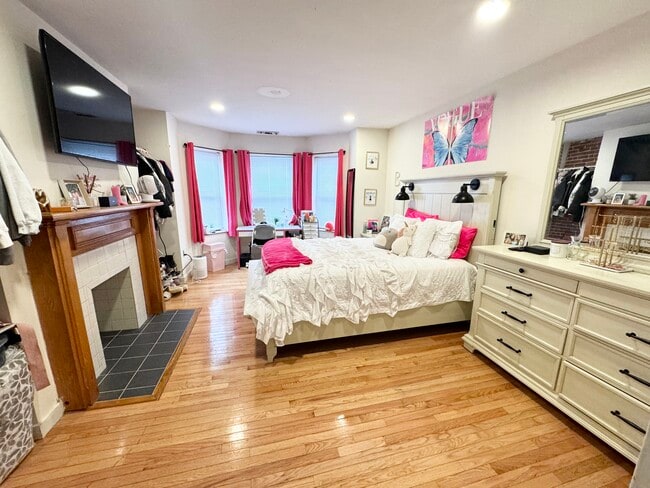 Building Photo - 111 Gainsborough St