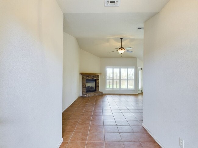 Building Photo - Charming 3-Bedroom Gem in Fredericksburg with Spacious Interior on PaintBrush Hollow