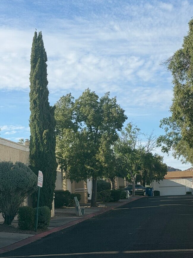 Building Photo - 2 Bedroom 2 bath private enclosed yard for