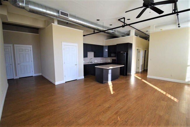 Building Photo - 210 W Mulberry St