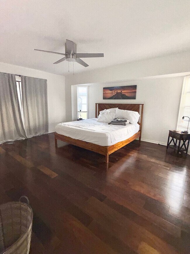 Foto del edificio - Stunning Furnished Pool him on Accessible Canal