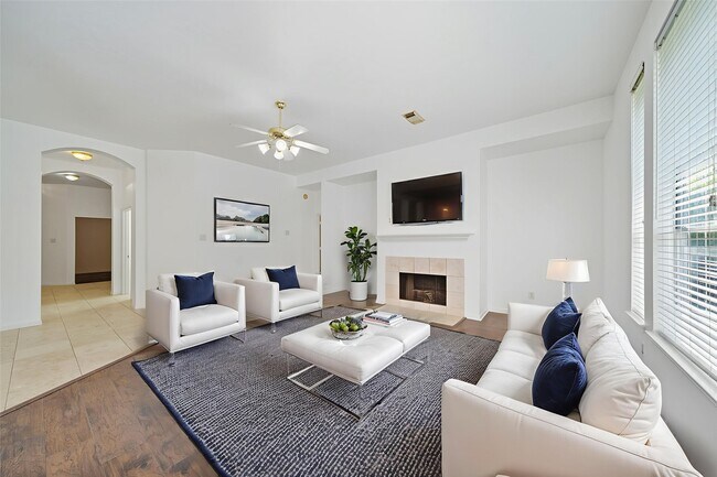 Foto del edificio - 13130 Yaupon Holly Ln