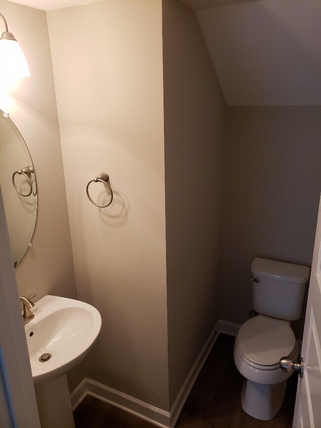 Building Photo - 340B Lakeside Park Dr
