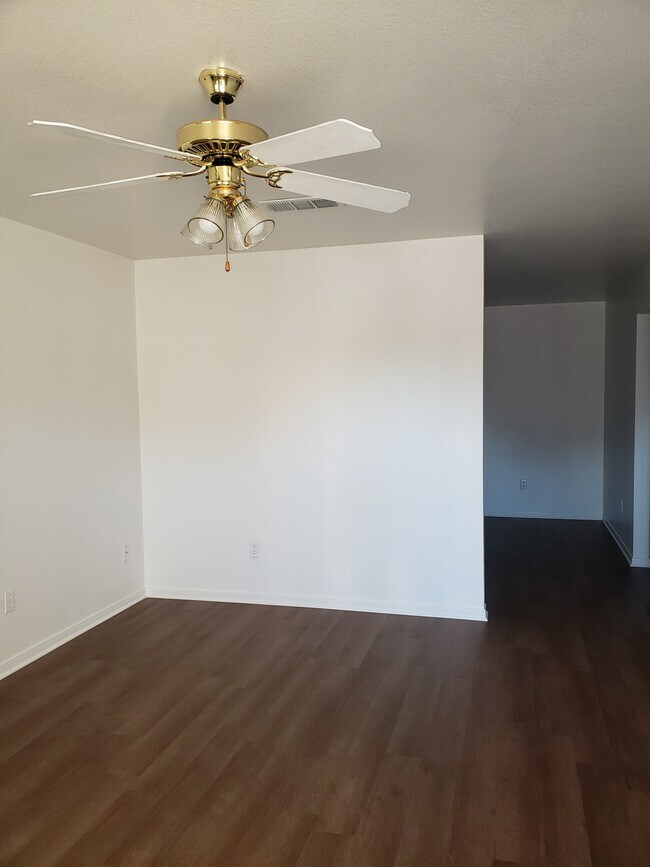 Foto del edificio - 4201 Primrose Dr