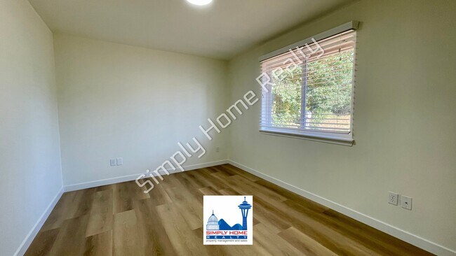 Building Photo - MOVE-IN READY LUXURY RENTAL - Beautifully Renovated 3 Bedroom, 2 Bathroom Duplex in Quiet Cul-de-...