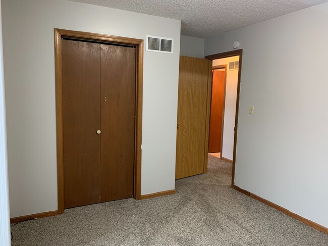 Building Photo - Spacious 3 Bedroom Apartment Available Now!