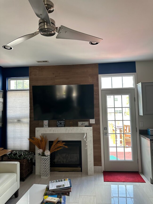 Building Photo - $2,400 / 3 br / 2.5 ba / 1,584 sqft Spacio...