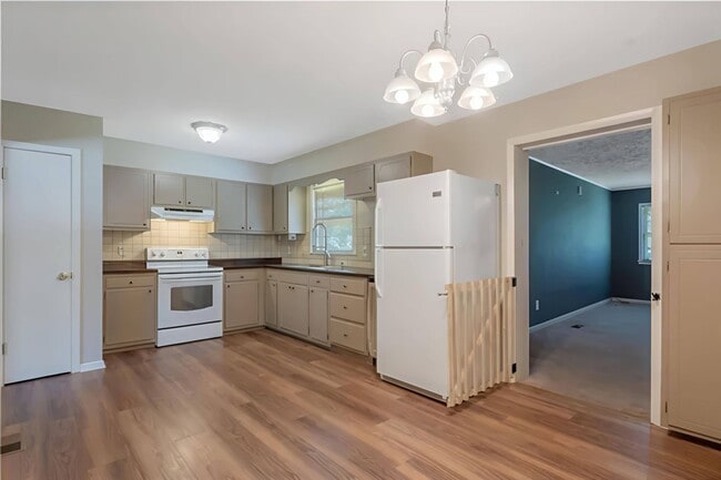 Building Photo - 2560 Pine Springs Dr