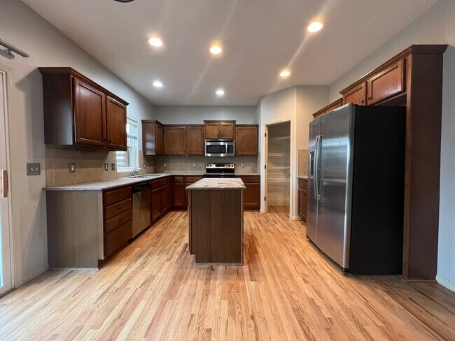 Foto del edificio - Must See Elkhorn Home!!