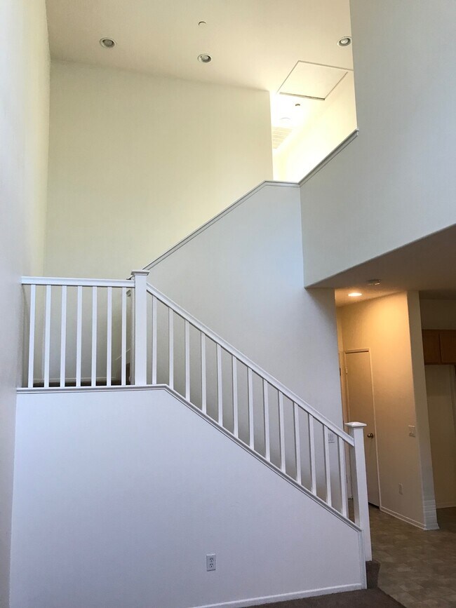 Foto del edificio - Beautiful 2 Bedrooms,  2.5 Bath Townhome with 2 Car Attached Garage in Ontario