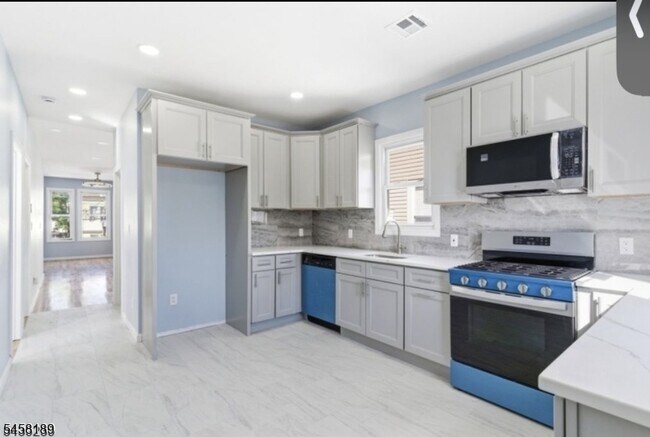 Building Photo - 280 Conklin Ave