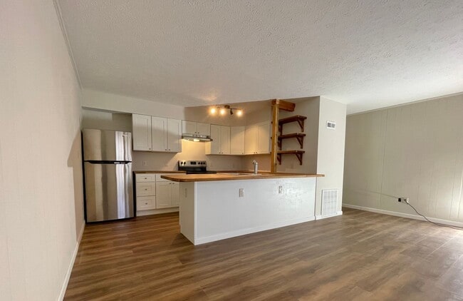Building Photo - Freshly Renovated 1 bedroom convenient to 40, lovely wooded setting