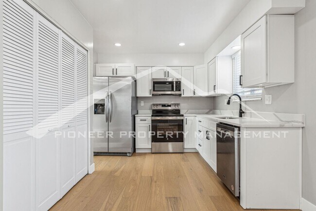 Building Photo - Charming Home with Washer/Dryer and Central AC