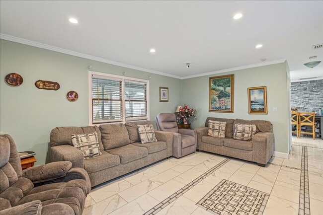 Building Photo - Fully Updated / Renovated  - Apartment