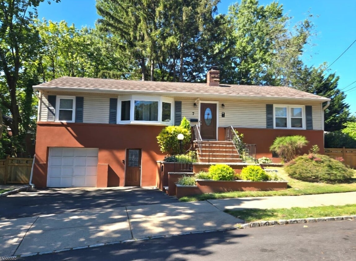 Primary Photo - 7 Van Ness Ct