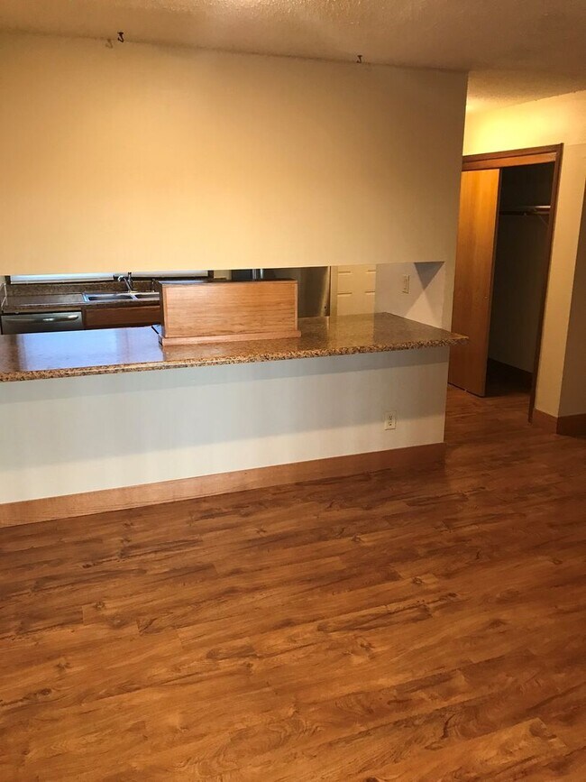 Foto del edificio - 2 bedroom townhouse close to campus-free p...