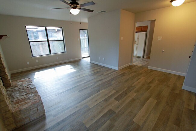 Foto del edificio - Northwest Austin 2 Bedroom, 1 Bath Duplex