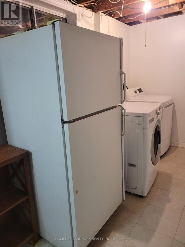 Photo du bâtiment - 3249 Oakglade Crescent