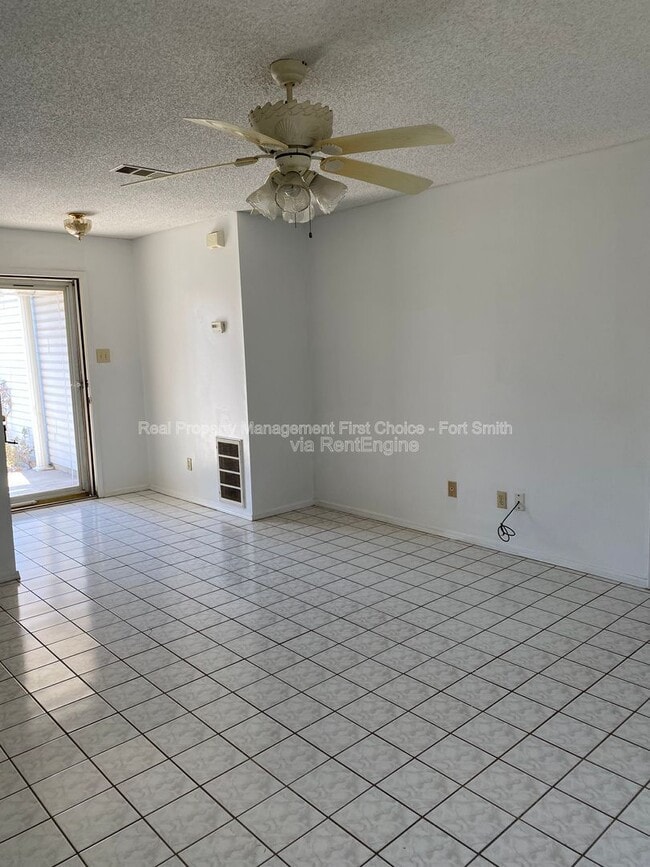 Building Photo - 3505 Ridgeway Dr
