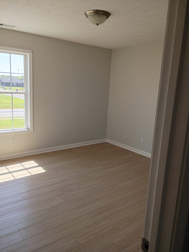 Foto del edificio - 290 Creekwood Ave