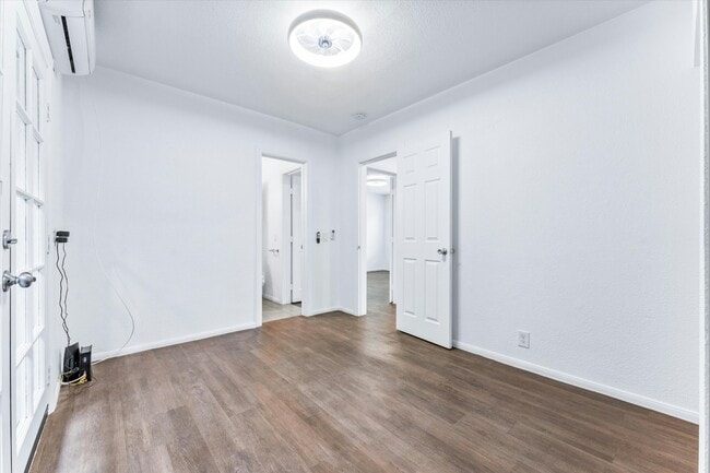 Building Photo - 502 Calle Santa Rosa S