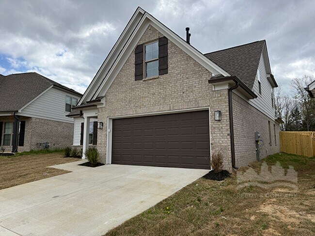 Building Photo - 340 Maple St