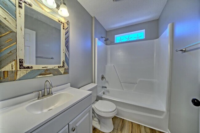 Building Photo - 3 Bed 2 Bath