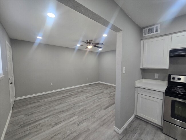 Building Photo - 911 Avenue K