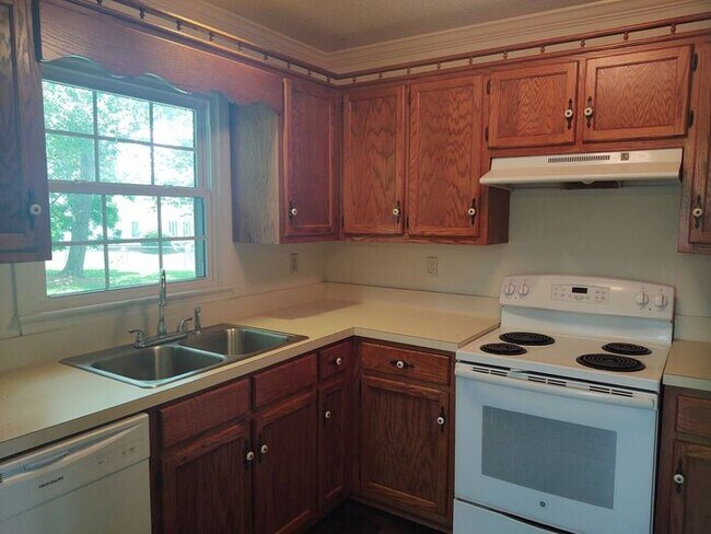 Building Photo - 3 Bedroom 2 Bath House Available! Pet Frie...
