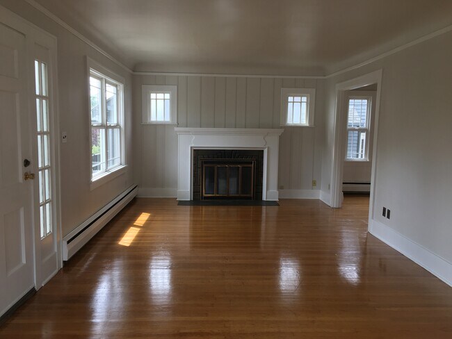 Living room / entry area - 532 Northeast 83rd Street