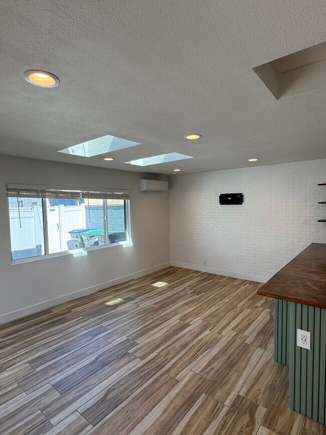 Foto del edificio - !! MOVE-IN SPECIAL !! Cozy Carson Back House with Skylights & Washer/Dryer