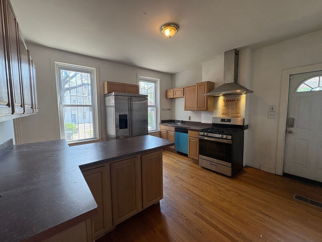 Foto principal - Enormous 5bd/4.5ba Charles Village Home CA...