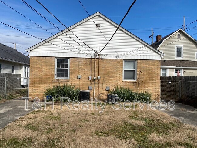 Building Photo - 711 E 49th St