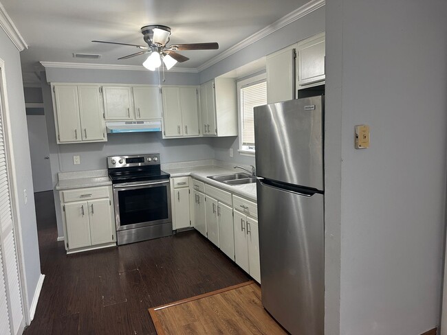 Building Photo - Beautiful 3/2 Available in the Heart of Bo...